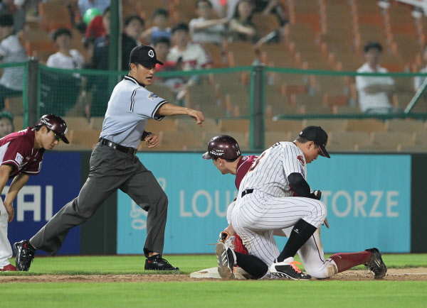 서건창선수를 3루에서 아웃시키는 모습